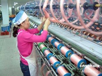 In&nbsp;the&nbsp;first&nbsp;half&nbsp;of&nbsp;2008,&nbsp;Chinese&nbsp;exports&nbsp;were&nbsp;up&nbsp;by&nbsp;nearly&nbsp;22&nbsp;percent.&nbsp;That's&nbsp;5.7&nbsp;percentage&nbsp;points&nbsp;lower&nbsp;than&nbsp;its&nbsp;growth&nbsp;in&nbsp;the&nbsp;same&nbsp;period&nbsp;last&nbsp;year.