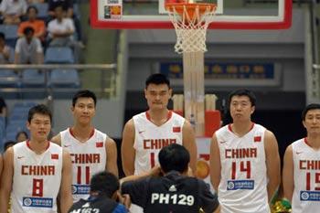 China's players pose for pictures before the game against Serbia at the Stankovic Cup basketball Olympic warmup tournament in Hangzhou, capital of east China's Zhejiang Province, July, 17, 2008. China won 96-72. (Xinhua/Xu Yu)