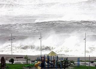 File&nbsp;photo&nbsp;shows&nbsp;a&nbsp;giant&nbsp;wave&nbsp;hitting&nbsp;the&nbsp;shores&nbsp;of&nbsp;Ilan&nbsp;county&nbsp;in&nbsp;eastern&nbsp;Taiwan.&nbsp;Thousands&nbsp;of&nbsp;workers&nbsp;have&nbsp;continued&nbsp;search&nbsp;and&nbsp;rescue&nbsp;operations&nbsp;after&nbsp;Tropical&nbsp;Storm&nbsp;Kalmaegi&nbsp;wreaked&nbsp;havoc&nbsp;across&nbsp;the&nbsp;island,&nbsp;leaving&nbsp;13&nbsp;dead&nbsp;and&nbsp;eight&nbsp;missing,&nbsp;officials&nbsp;have&nbsp;said.(AFP/File/Sam&nbsp;Yeh)&nbsp;