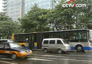 Half&nbsp;of&nbsp;Beijing's&nbsp;three&nbsp;million&nbsp;private&nbsp;vehicles&nbsp;are&nbsp;about&nbsp;to&nbsp;come&nbsp;off&nbsp;the&nbsp;roads&nbsp;in&nbsp;a&nbsp;bid&nbsp;to&nbsp;ease&nbsp;traffic&nbsp;and&nbsp;cut&nbsp;air&nbsp;pollution&nbsp;for&nbsp;the&nbsp;Olympics.&nbsp;(Photo:&nbsp;CCTV.com)
