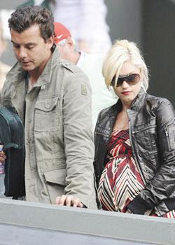 Singer&nbsp;Gwen&nbsp;Stefani&nbsp;and&nbsp;her&nbsp;husband&nbsp;Gavin&nbsp;Rossdale&nbsp;attend&nbsp;the&nbsp;finals&nbsp;match&nbsp;between&nbsp;Rafael&nbsp;Nadal&nbsp;of&nbsp;Spain&nbsp;and&nbsp;Roger&nbsp;Federer&nbsp;of&nbsp;Switzerland&nbsp;at&nbsp;the&nbsp;Wimbledon&nbsp;tennis&nbsp;championships&nbsp;in&nbsp;London&nbsp;July&nbsp;6,&nbsp;2008.(Photo:&nbsp;Chinadaily.com)