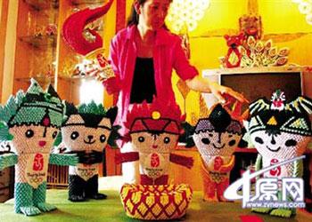 The&nbsp;picture&nbsp;published&nbsp;on&nbsp;Tuesday,&nbsp;July&nbsp;22,&nbsp;2008&nbsp;shows&nbsp;disabled&nbsp;artist&nbsp;Cai&nbsp;Jianhua&nbsp;and&nbsp;Olympic-themed&nbsp;handicrafts.&nbsp;[Photo:&nbsp;zynews.com]