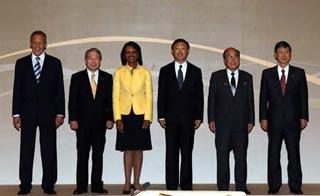 (L&nbsp;to&nbsp;R)&nbsp;Russian&nbsp;Foreign&nbsp;Minister&nbsp;Sergei&nbsp;Lavrov,&nbsp;South&nbsp;Korean&nbsp;Foreign&nbsp;Minister&nbsp;Yu&nbsp;Myung-hwan,&nbsp;United&nbsp;States&nbsp;Secretary&nbsp;of&nbsp;State&nbsp;Condoleezza&nbsp;Rice,&nbsp;Chinese&nbsp;Foreign&nbsp;Minister&nbsp;Yang&nbsp;Jiechi,&nbsp;Foreign&nbsp;Minister&nbsp;of&nbsp;the&nbsp;Democratic&nbsp;People's&nbsp;Republic&nbsp;of&nbsp;Korea&nbsp;Pak&nbsp;Ui&nbsp;Chun&nbsp;and&nbsp;Japanese&nbsp;Foreign&nbsp;Minister&nbsp;Masahiko&nbsp;Koumura&nbsp;pose&nbsp;for&nbsp;a&nbsp;family&nbsp;photo&nbsp;before&nbsp;the&nbsp;first&nbsp;foreign&nbsp;ministers'&nbsp;informal&nbsp;meeting&nbsp;of&nbsp;the&nbsp;six-party&nbsp;talks&nbsp;on&nbsp;the&nbsp;Korean&nbsp;Peninsula&nbsp;nuclear&nbsp;issue,&nbsp;in&nbsp;Singapore,&nbsp;July&nbsp;23,&nbsp;2008.&nbsp;(Xinhua/Zhang&nbsp;Fengguo)