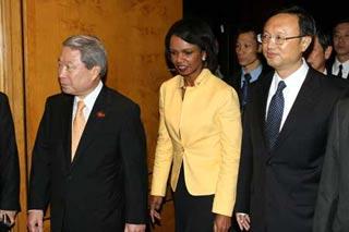 L&nbsp;to&nbsp;R)&nbsp;South&nbsp;Korean&nbsp;Foreign&nbsp;Minister&nbsp;Yu&nbsp;Myung-hwan,&nbsp;United&nbsp;States&nbsp;Secretary&nbsp;of&nbsp;State&nbsp;Condoleezza&nbsp;Rice&nbsp;and&nbsp;Chinese&nbsp;Foreign&nbsp;Minister&nbsp;Yang&nbsp;Jiechi&nbsp;arrive&nbsp;at&nbsp;the&nbsp;venue&nbsp;of&nbsp;the&nbsp;first&nbsp;foregin&nbsp;ministers'&nbsp;informal&nbsp;meeting&nbsp;of&nbsp;the&nbsp;six-party&nbsp;talks&nbsp;on&nbsp;the&nbsp;Korean&nbsp;Peninsula&nbsp;nuclear&nbsp;issue,&nbsp;in&nbsp;Singapore,&nbsp;July&nbsp;23,&nbsp;2008.&nbsp;(Xinhua/Zhang&nbsp;Fengguo)