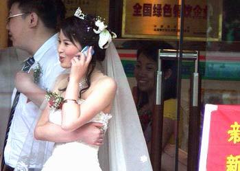 The&nbsp;Chinese&nbsp;bride&nbsp;pictured&nbsp;above&nbsp;is&nbsp;just&nbsp;one&nbsp;of&nbsp;more&nbsp;than&nbsp;600&nbsp;million&nbsp;mobile&nbsp;phone&nbsp;users&nbsp;in&nbsp;the&nbsp;"world's&nbsp;fastest&nbsp;growing&nbsp;economy