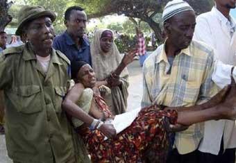 Somalis&nbsp;assist&nbsp;the&nbsp;wounded&nbsp;victims&nbsp;of&nbsp;a&nbsp;roadside&nbsp;explosion&nbsp;in&nbsp;Mogadishu&nbsp;August&nbsp;3,&nbsp;2008.REUTERS/Feisal&nbsp;Omar