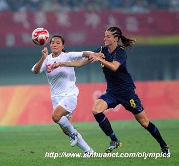 Zhou Gaoping (L) of China vies with Solveig Gulbrandsen of Sweden during the Beijing Olympic Games women's football Group E first round match in Tianjin, Olympic co-host city in north China, Aug. 6, 2008. (Xinhua/Yang Zongyou)