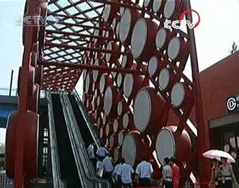 There&nbsp;are&nbsp;"Jiqing&nbsp;Drums",&nbsp;or&nbsp;the&nbsp;Lucky&nbsp;and&nbsp;Festive&nbsp;Drums,&nbsp;symbols&nbsp;of&nbsp;traditional&nbsp;Chinese&nbsp;culture.