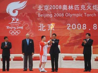 Liu&nbsp;Qi&nbsp;(2nd&nbsp;R),&nbsp;president&nbsp;of&nbsp;the&nbsp;Beijing&nbsp;Organizing&nbsp;Committee&nbsp;of&nbsp;the&nbsp;29th&nbsp;Olympic&nbsp;Games&nbsp;(BOCOG),&nbsp;hands&nbsp;over&nbsp;the&nbsp;torch&nbsp;to&nbsp;the&nbsp;first&nbsp;torch&nbsp;bearer&nbsp;and&nbsp;the&nbsp;country's&nbsp;first&nbsp;astronaut&nbsp;Yang&nbsp;Liwei&nbsp;(3rd&nbsp;L)&nbsp;during&nbsp;the&nbsp;launching&nbsp;ceremony&nbsp;of&nbsp;the&nbsp;Beijing&nbsp;2008&nbsp;Olympic&nbsp;Games&nbsp;torch&nbsp;relay&nbsp;in&nbsp;Beijing,&nbsp;China,&nbsp;Aug.&nbsp;6,&nbsp;2008.&nbsp;The&nbsp;Olympic&nbsp;torch&nbsp;relay&nbsp;began&nbsp;its&nbsp;final&nbsp;leg&nbsp;in&nbsp;Beijing&nbsp;from&nbsp;the&nbsp;Meridian&nbsp;Gate&nbsp;of&nbsp;the&nbsp;Forbidden&nbsp;City&nbsp;Wednesday&nbsp;morning.(Xinhua/Luo&nbsp;Xiaoguang)