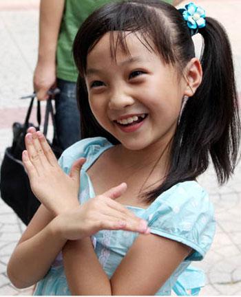 Lin&nbsp;Miaoke,&nbsp;a&nbsp;nine-year-old&nbsp;Chinese&nbsp;girl&nbsp;who&nbsp;lent&nbsp;her&nbsp;voice&nbsp;Friday&nbsp;night&nbsp;to&nbsp;the&nbsp;opening&nbsp;ceremony&nbsp;of&nbsp;the&nbsp;Beijing&nbsp;Olympics,&nbsp;returns&nbsp;to&nbsp;the&nbsp;Xizhongjie&nbsp;Primary&nbsp;School&nbsp;of&nbsp;Dongcheng&nbsp;District&nbsp;in&nbsp;Beijing,&nbsp;capital&nbsp;of&nbsp;China,&nbsp;on&nbsp;Aug.&nbsp;9,&nbsp;2008.&nbsp;Lin&nbsp;Miaoke,&nbsp;dressed&nbsp;in&nbsp;a&nbsp;red&nbsp;skirt,&nbsp;received&nbsp;thunderous&nbsp;applause&nbsp;from&nbsp;90,000-plus&nbsp;spectators&nbsp;at&nbsp;the&nbsp;National&nbsp;Stadium,&nbsp;known&nbsp;as&nbsp;the&nbsp;"Bird's&nbsp;Nest",&nbsp;when&nbsp;she&nbsp;performed&nbsp;"Sing&nbsp;a&nbsp;Song&nbsp;of&nbsp;Praise&nbsp;to&nbsp;the&nbsp;Motherland"&nbsp;as&nbsp;56&nbsp;children,&nbsp;each&nbsp;representing&nbsp;an&nbsp;ethnic&nbsp;group&nbsp;of&nbsp;the&nbsp;country's&nbsp;56&nbsp;nationalities,&nbsp;carried&nbsp;the&nbsp;national&nbsp;flag&nbsp;into&nbsp;the&nbsp;stadium&nbsp;at&nbsp;the&nbsp;opening&nbsp;ceremony&nbsp;of&nbsp;the&nbsp;Beijing&nbsp;Olympics&nbsp;on&nbsp;Friday.&nbsp;(Xinhua/Zhou&nbsp;Liang)