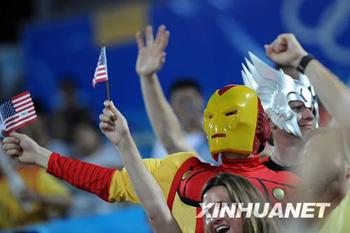 Two&nbsp;foreign&nbsp;spectators&nbsp;dressed&nbsp;like&nbsp;cartoon&nbsp;figures&nbsp;watching&nbsp;beach&nbsp;volleyball&nbsp;at&nbsp;Chaoyang&nbsp;Park&nbsp;in&nbsp;Beijing&nbsp;on&nbsp;Tuesday,&nbsp;August&nbsp;12,&nbsp;2008.&nbsp;[Photo:&nbsp;Xinhuanet]