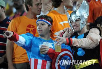 Two&nbsp;foreign&nbsp;spectators&nbsp;dressed&nbsp;like&nbsp;cartoon&nbsp;figures&nbsp;watching&nbsp;beach&nbsp;volleyball&nbsp;at&nbsp;Chaoyang&nbsp;Park&nbsp;in&nbsp;Beijing&nbsp;on&nbsp;Tuesday,&nbsp;August&nbsp;12,&nbsp;2008.&nbsp;[Photo:&nbsp;Xinhuanet]