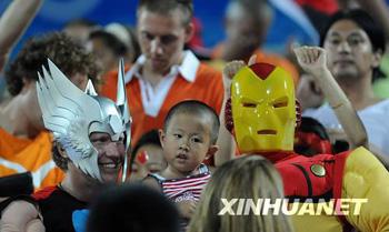 Two&nbsp;foreign&nbsp;spectators&nbsp;dressed&nbsp;like&nbsp;cartoon&nbsp;figures&nbsp;watching&nbsp;beach&nbsp;volleyball&nbsp;at&nbsp;Chaoyang&nbsp;Park&nbsp;in&nbsp;Beijing&nbsp;on&nbsp;Tuesday,&nbsp;August&nbsp;12,&nbsp;2008.&nbsp;[Photo:&nbsp;Xinhuanet]