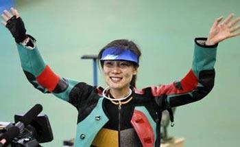 Du&nbsp;Li&nbsp;of&nbsp;China&nbsp;waves&nbsp;to&nbsp;spectators&nbsp;after&nbsp;winning&nbsp;the&nbsp;women's&nbsp;50m&nbsp;rifle&nbsp;3&nbsp;pos.&nbsp;final&nbsp;at&nbsp;Beijing&nbsp;2008&nbsp;Olympic&nbsp;Games&nbsp;in&nbsp;Beijing,&nbsp;China,&nbsp;Aug.&nbsp;14,&nbsp;2008.&nbsp;Du&nbsp;claimed&nbsp;the&nbsp;title&nbsp;in&nbsp;this&nbsp;event.&nbsp;(Xinhua/Bao&nbsp;Feifei)