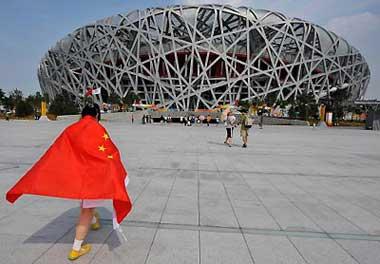 People walk outside the "Bird's Nest" Olympic stadium during the 2008 Beijing Olympic Games on August 12, 2008. [Agencies]