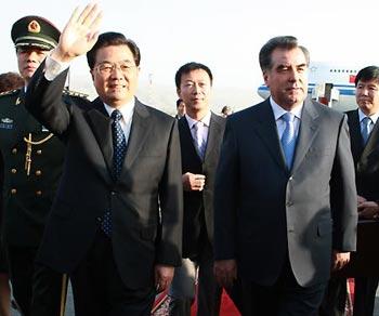 Chinese President Hu Jintao (L Front) waves to people as Tajik President Emomali Rakhmon (R Front) greets him at the airport in Tajikistan's capital Dushanbe Aug. 26, 2008. Chinese President Hu Jintao arrived in Dushanbe on Aug. 26 for a state visit and to attend the 8th Shanghai Cooperation Organization (SCO) summit, scheduled for Aug. 28. (Xinhua/Ju Peng)