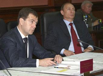 Russia's President Dmitry Medvedev (L) and Prime Minister Vladimir Putin attend a meeting in Russia's Defence Ministry headquarters in Moscow, in this Aug. 11, 2008 file photo. (Xinhua/Reuters Photo)