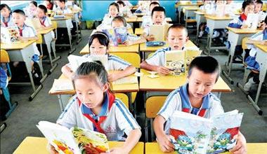 Students of No 18 Primary  School in Xingqing district of Yinchuan, Ningxia autonomous region, concentrate on a reading lesson August 26, 2008. [Wang Peng]