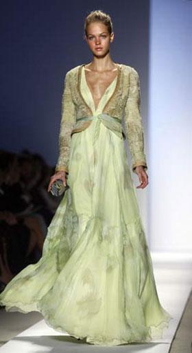 A model presents a creation from the Dennis Basso Spring 2009 collection at New York Fashion Week September 9, 2008. (Xinhua/Reuters Photo)