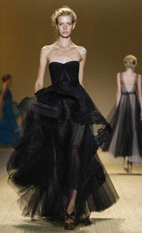A model presents a creation at the Monique Lhuillier Spring 2009 collection during New York Fashion Week September 9, 2008.(Xinhua/Reuters Photo)