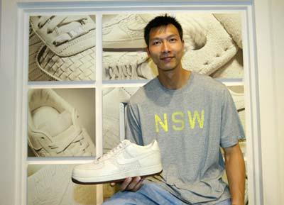 Chinese basketball player Yi Jianlian presents a shoe he designed when he attend a fans meeting held in Guangzhou, capital of south China's Guangdong Provicne, May 15, 2009. (Xinhua