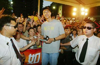 Chinese basketball player Yi Jianlian (C) attends a fans meeting held in Guangzhou, capital of south China's Guangdong Provicne, May 15, 2009.(Xinhua