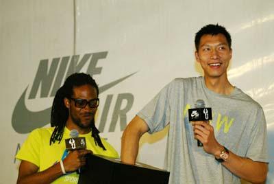 Chinese basketball player Yi Jianlian (R) attends a fans meeting held in Guangzhou, capital of south China's Guangdong Provicne, May 15, 2009. (Xinhua