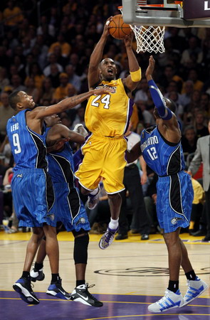 Bryant scores 40 as Lakers blitz Magic