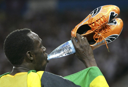 Bolt gets gold, another record in 200 at worlds