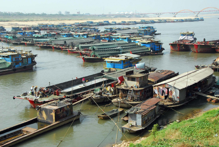 Drought leaves&nbsp;250 ships stranded in south China