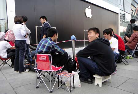 IPhone 4 hits the shelves