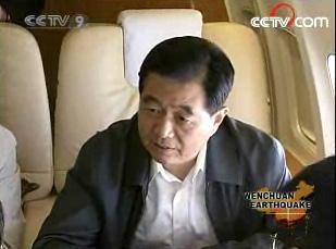 During&nbsp;the&nbsp;flight,&nbsp;Hu&nbsp;Jintao&nbsp;observed&nbsp;the&nbsp;quake&nbsp;damage&nbsp;and&nbsp;the&nbsp;progress&nbsp;of&nbsp;rescue&nbsp;work.&nbsp;(Photo:&nbsp;CCTV.com)