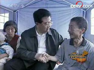 Hu Jintao walked into a temporary shelter for survivors and asked about their situation in Beichuan.(Photo: CCTV.com)