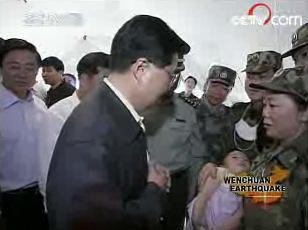 In a temporary clinic, Hu offered his deepest sympathy to a little girl who lost her mother in the earthquake.(Photo: CCTV.com)