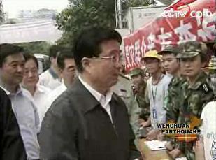 Hu&nbsp;asked&nbsp;rescuers&nbsp;and&nbsp;volunteers&nbsp;at&nbsp;the&nbsp;center&nbsp;to&nbsp;continue&nbsp;to&nbsp;help&nbsp;the&nbsp;victims.(Photo:&nbsp;CCTV.com)