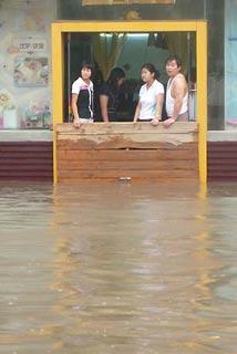 People&nbsp;use&nbsp;a&nbsp;board&nbsp;to&nbsp;block&nbsp;water&nbsp;at&nbsp;the&nbsp;door&nbsp;of&nbsp;a&nbsp;shop&nbsp;on&nbsp;the&nbsp;flooded&nbsp;Weiming&nbsp;Road&nbsp;in&nbsp;Cangzhou&nbsp;City,&nbsp;north&nbsp;China's&nbsp;Hebei&nbsp;Province,&nbsp;July&nbsp;5,&nbsp;2008.&nbsp;Heavy&nbsp;rainfall&nbsp;hit&nbsp;Cangzhou&nbsp;on&nbsp;Saturday.&nbsp;(Xinhua/Fu&nbsp;Xinchun)