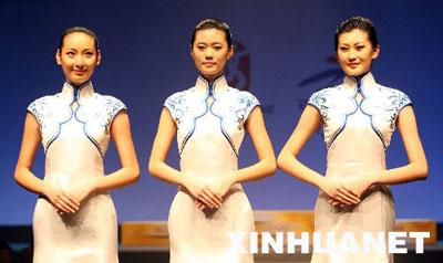 Models&nbsp;pose&nbsp;for&nbsp;a&nbsp;photo&nbsp;wearing&nbsp;dresses&nbsp;for&nbsp;Olympics&nbsp;medal&nbsp;ceremony&nbsp;hostesses&nbsp;at&nbsp;a&nbsp;press&nbsp;conference&nbsp;in&nbsp;Beijing&nbsp;on&nbsp;Thursday,&nbsp;July&nbsp;17,&nbsp;2008.&nbsp;[Photo:&nbsp;Xinhua]
