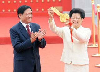 Liu&nbsp;Qi(L),&nbsp;president&nbsp;of&nbsp;the&nbsp;Beijing&nbsp;Organizing&nbsp;Committee&nbsp;for&nbsp;the&nbsp;Games&nbsp;of&nbsp;the&nbsp;XXIX&nbsp;Olympiad(BOCOG),&nbsp;and&nbsp;Chen&nbsp;Zhili,&nbsp;head&nbsp;of&nbsp;the&nbsp;Olympic&nbsp;Village,&nbsp;show&nbsp;the&nbsp;Key&nbsp;of&nbsp;the&nbsp;Olympic&nbsp;Village&nbsp;at&nbsp;the&nbsp;opening&nbsp;ceremony&nbsp;of&nbsp;the&nbsp;Olympic&nbsp;Village&nbsp;in&nbsp;Beijing,&nbsp;China,&nbsp;July&nbsp;27,&nbsp;2008.&nbsp;The&nbsp;Olympic&nbsp;Village&nbsp;was&nbsp;officially&nbsp;opened&nbsp;Sunday&nbsp;morning&nbsp;as&nbsp;dozens&nbsp;of&nbsp;Chinese&nbsp;athletes&nbsp;entered&nbsp;the&nbsp;compound.&nbsp;The&nbsp;village&nbsp;will&nbsp;provide&nbsp;accommodations&nbsp;for&nbsp;16,000&nbsp;athletes,&nbsp;coaches&nbsp;and&nbsp;their&nbsp;entourage&nbsp;coming&nbsp;for&nbsp;the&nbsp;Olympics.&nbsp;(Xinhua/Xu&nbsp;Jiajun)
