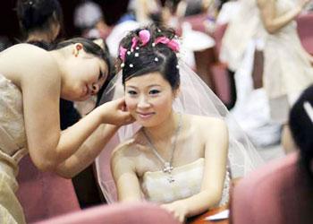 Chinese brides prepare for a mass wedding ceremony in Wuhan, central China's Hubei province on 08 August 2008. [Agencies]