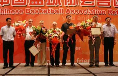 The foreign coaching group of China's men's and women's basketball teams receive sincere appreciation at the banquet on Monday, August 25, 2008. [Photo: Sohu.com]