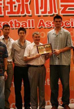 Head coach Jonas Kazlauzkas is presented with a group photo of the Chinese basketball team by his players at the banquet on Monday, August 25, 2008. [Photo: Sohu.com]