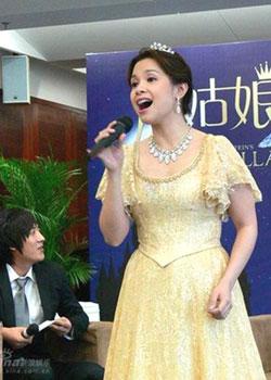 Tony-award winner Lea Salonga sings a song from the Broadway musical "Cinderella" at a press conference on September 7, 2008. [Photo: ent.sina.com.cn]