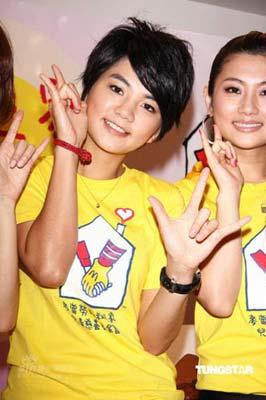 Ella, member of Taiwan pop trio S.H.E, attends a charitable activity in Taipei on Tuesday, September 9, 2008. [Photo: TUNGSTAR]